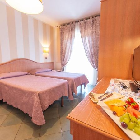 Hotel Tirreno Форте-дей-Мармі Екстер'єр фото