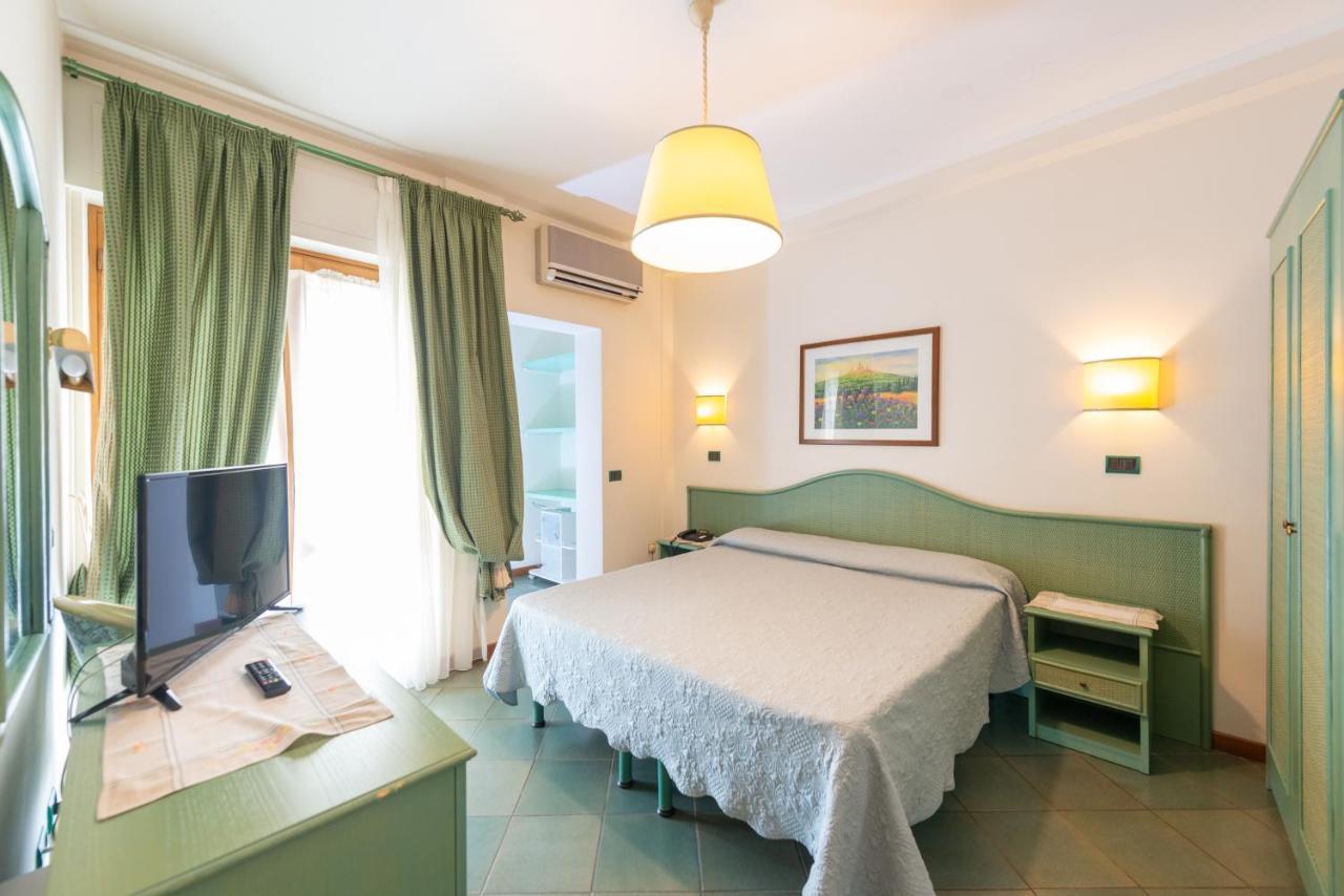Hotel Tirreno Форте-дей-Мармі Екстер'єр фото
